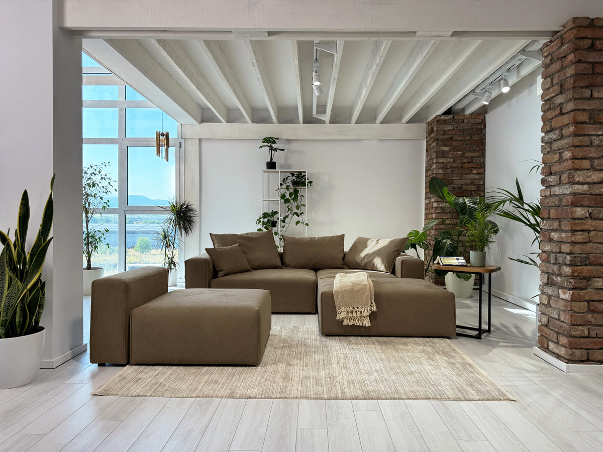 Divano FEYDOM Bard L in tessuto Calidad Brown in un loft luminoso
