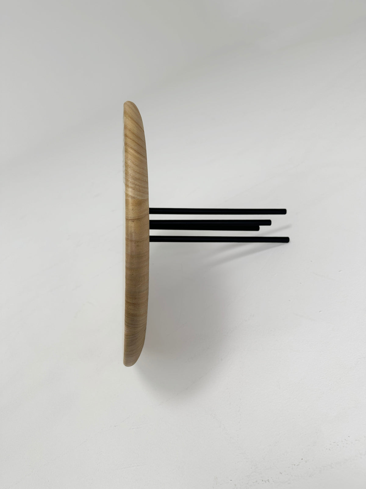 Dettaglio del tavolino in legno